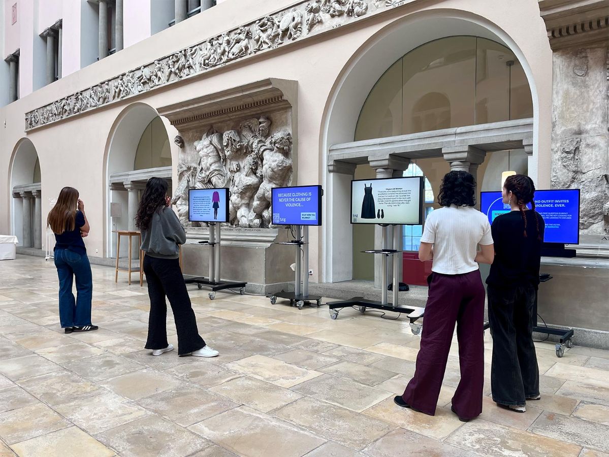 The exhibition features outfits that the victims were wearing at the time of the sexual harassment. The goal? To show that the victims’ choice of clothing never justifies or provokes an assault.